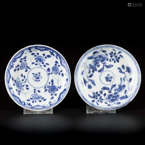 A set of (2) porcelain plates with floral decoration, China,...