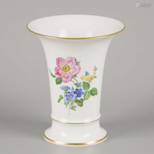 A porcelain beaker vase decorated with flowers. Meissen, lat...