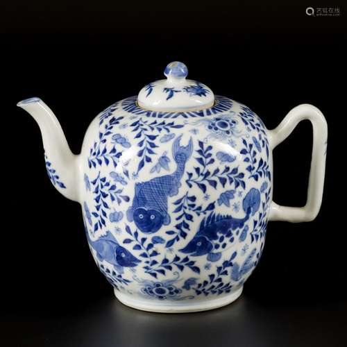 A porcelain teapot with carp decor, China, 19th century.