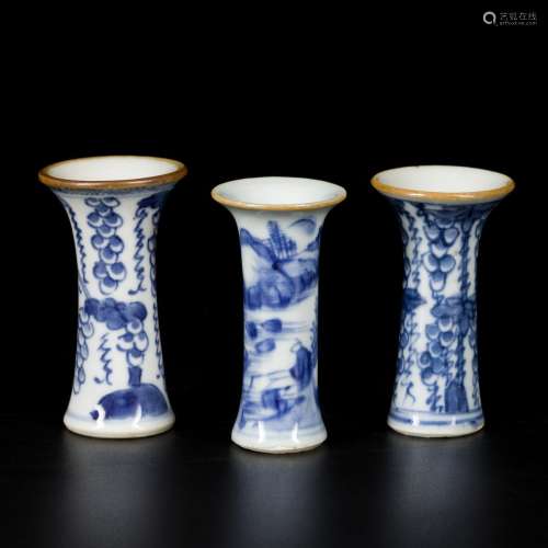 A lot comprising (3) porcelain vases, China, 18th century.