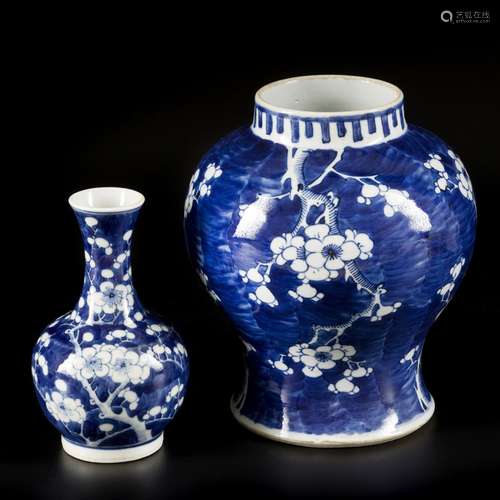 A lot comprising porcelain items a.w. a lidded vase and a pi...