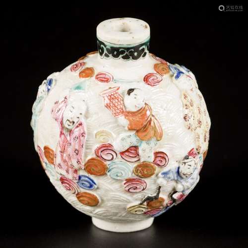 A porcelain famille rose snuff bottle decorated with 8 immor...