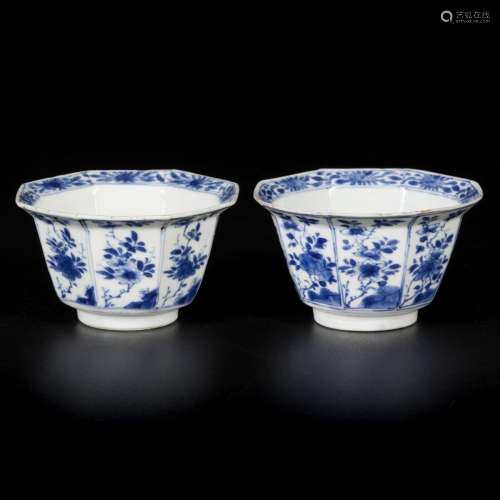 A set of (2) porcelain klapmuts bowls with floral decoration...