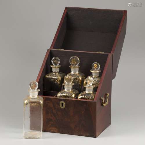 A mahogany veneered liquor cabinet with six flasks, eind 19e...