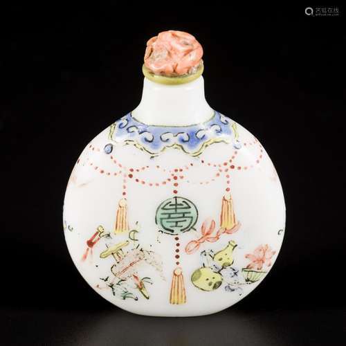 A glass snuff bottle decorated with antiques, China, 19th ce...