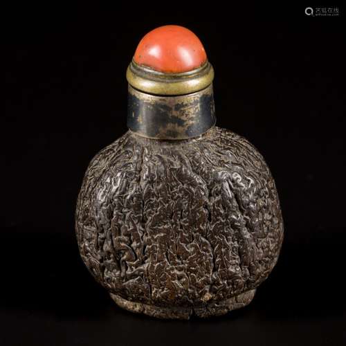 A nut snuff bottle, spherical model, China, 19th century.