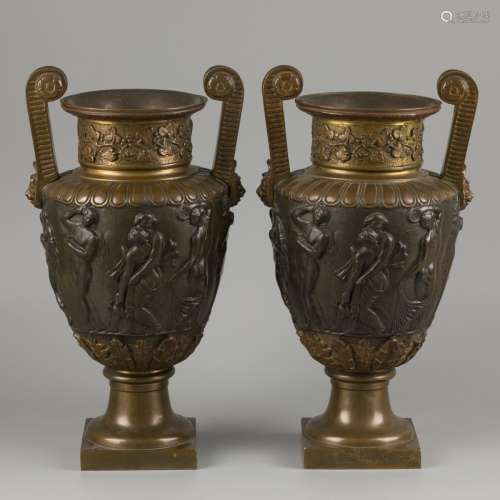 A set of (2) bronze Medici-style vases, Italië, ca. 1900.