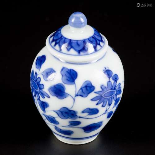 A porcelain storage jar with floral decor, China, Kangxi.