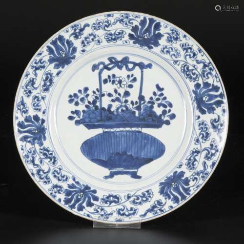A porcelain plate with decoration of a vase with flowers, Ch...