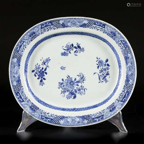 A porcelain meat dish with floral decoration, China, Qianglo...