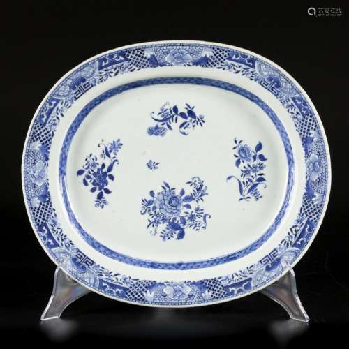 A porcelain meat dish with floral decoration, China, Qianglo...