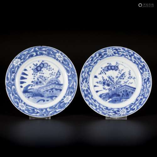A set of (2) porcelain plates with floral decor, China, Kang...