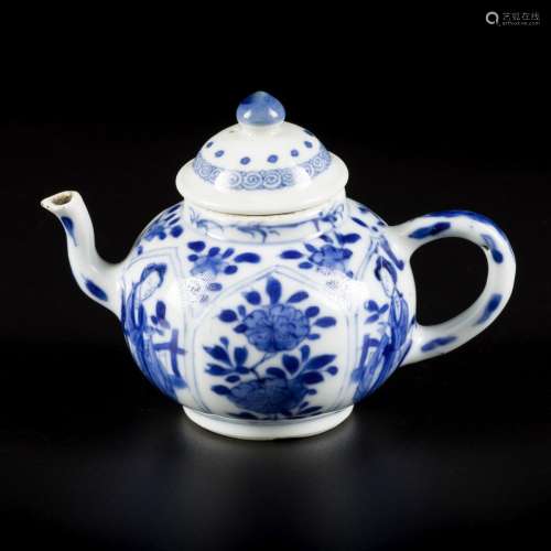 A porcelain teapot with decoration of flowers and Lingzi, ma...