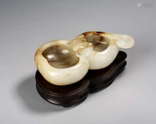 A Chinese Carved Jade Double-Gourd-Shaped Washer,Qing