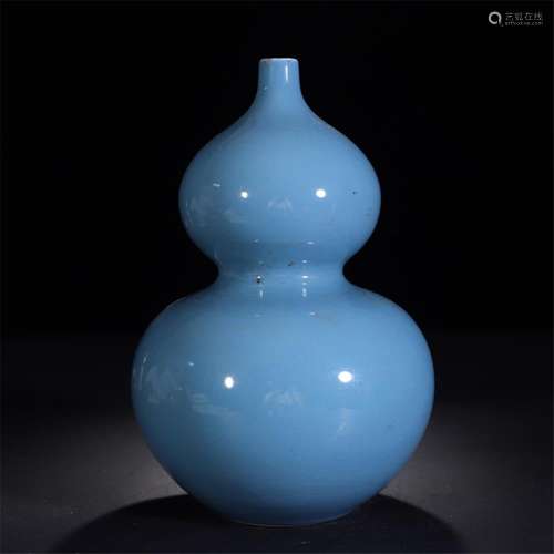 A Chinese Blue-Glazed Double-Gourd Vase,Qing Dynasty