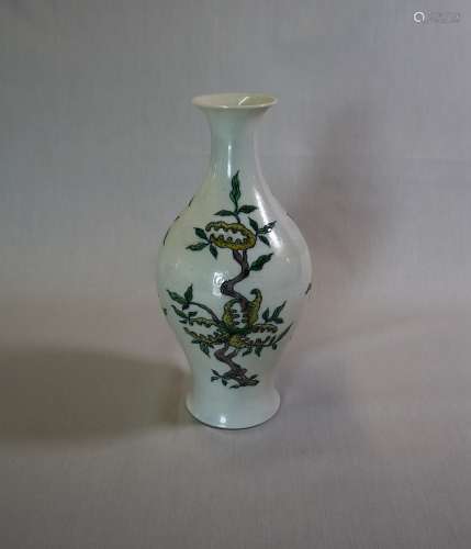 Chinese SU SAN CAI Porcelain Vase