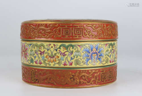 Qing QianLength figure enamelled and gilt-painted rouge box