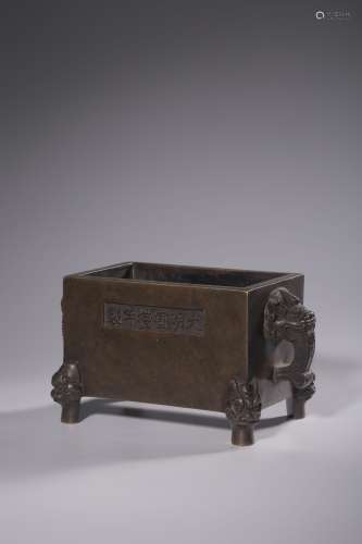 Four-footed stove with double animal ears