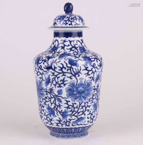 Qing QianLength blue and white floral covered jar