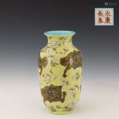 Qing Dynasty flower lion pattern vase