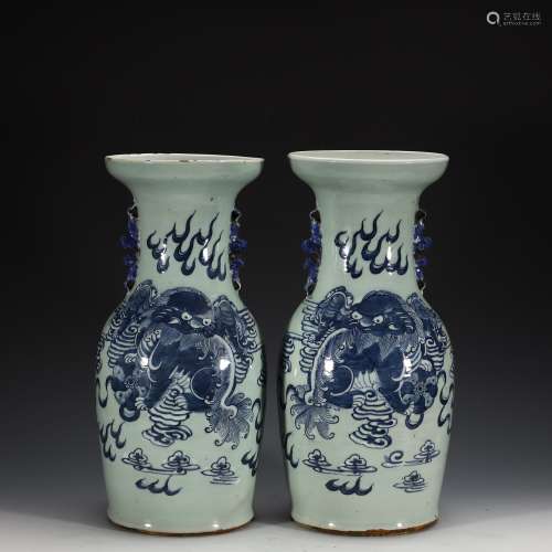 Qing Dynasty a pair of blue and white lion vase