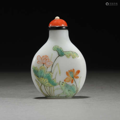 White painted enamel lotus snuff bottle