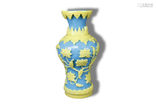 A Flower Pattern Yellow and Blue Glassware Vase