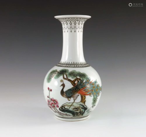 A Chinese Republican porcelain vase, ovo