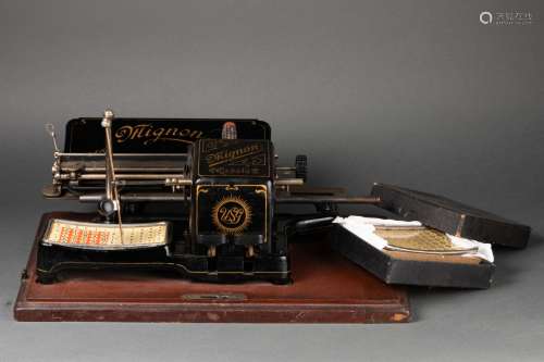 Machine à écrire Mignon, modèle 2 Métal émaillé noir et doré...
