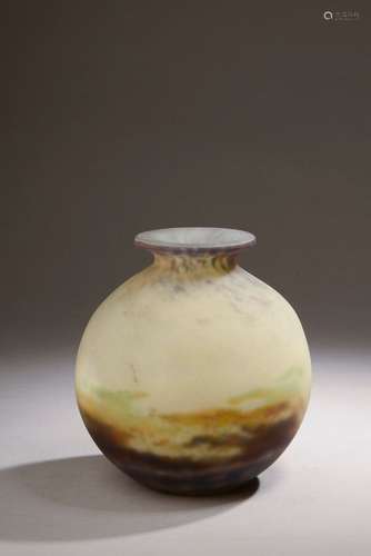 MULLER Frères à Lunéville.Vase boule à petit col évasé, en v...