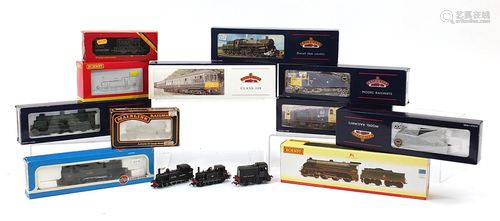 00 gauge model railway locomotives with boxes including