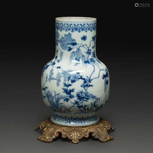 VASE en porcelaine bleu-blanc, la panse ovoïde prolongée par...