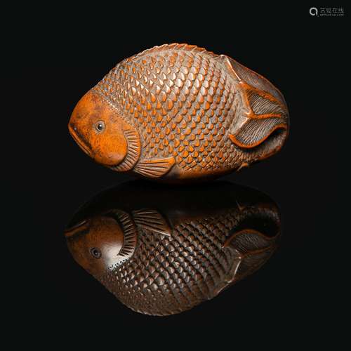 NETSUKE en bois sculpté en forme de poisson fugu, les yeux i...