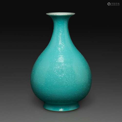 VASE BULBEUX 'YUHUCHUN' en porcelaine émaillée turquoise, la...