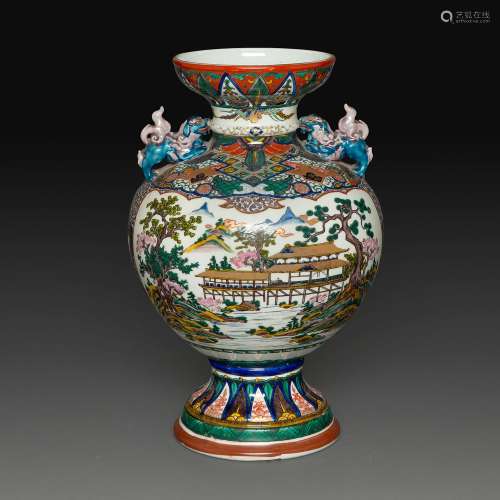 VASE en porcelaine et émaux polychromes, à panse globulaire,...