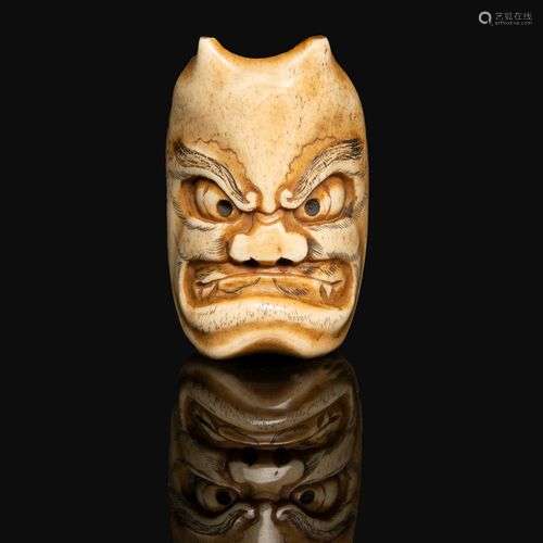 NETSUKE en os rehaussé de brun, figurant un démon. Japon, pé...