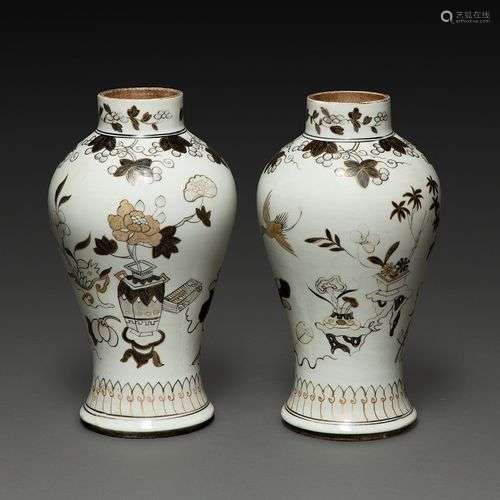 PAIRE DE VASES BALUSTRES en porcelaine et émaillée noir et r...