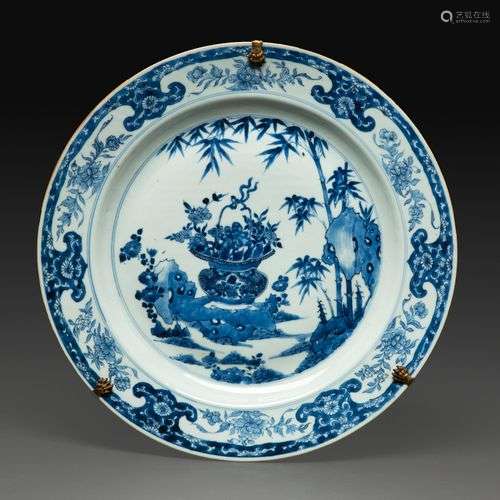 PLAT en porcelaine et émaux bleu de cobalt sous couverte, le...