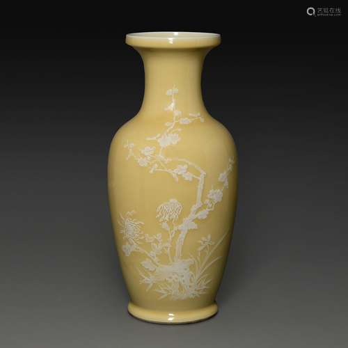 VASE BALUSTRE en porcelaine émaillée jaune pâle, à décor en ...