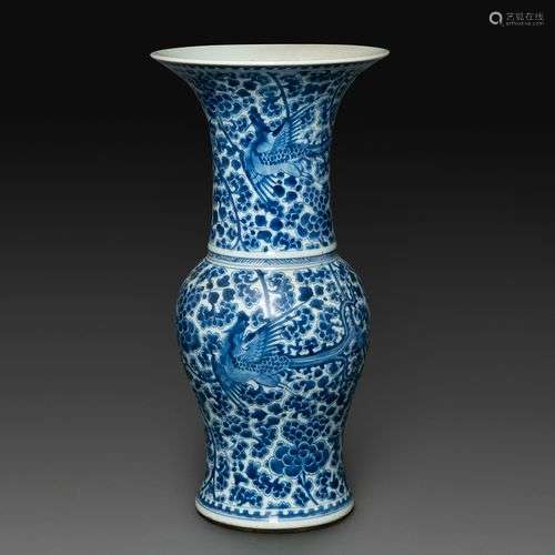 VASE EN QUEUE DE PHÉNIX en porcelaine et bleu de cobalt sous...