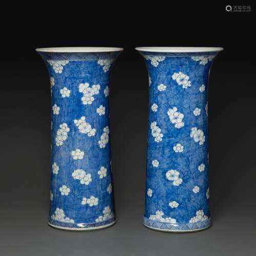 PAIRE DE GRANDS VASES CORNETS en porcelaine bleu-blanc, à dé...