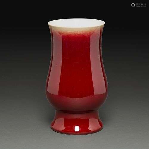 VASE BALUSTRE À HAUT TALON en porcelaine et émaux rouge de L...