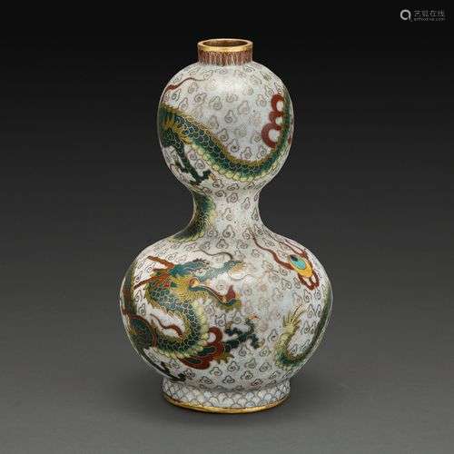 VASE GOURDE en cuivre doré et émaux cloisonnés polychromes, ...