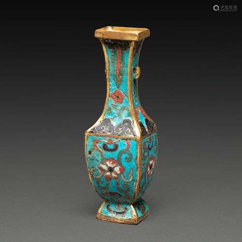 PETIT VASE XIANG PING en cuivre doré et émaux cloisonnés pol...