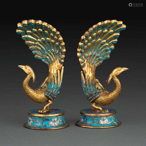 SUITE DE STATUETTES en bronze doré et émaux cloisonnés polyc...