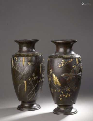 JAPON, période MEIJI (1868-1912) Paire de vases en bronze pa...