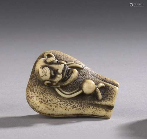 JAPON, Période EDO (1603-1868) Netsuke en ivoire représentan...