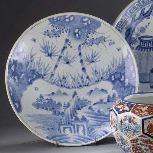 JAPON, vers 1860, Imari Plat à décor bleu et blanc d'un pays...