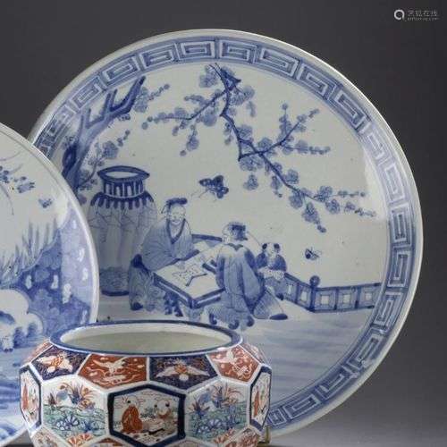 JAPON, vers 1860, Imari Grand plat à décor bleu et blanc de ...