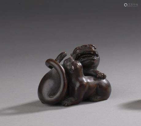 JAPON, Période EDO (1603-1868) Netsuke en bois représentant ...